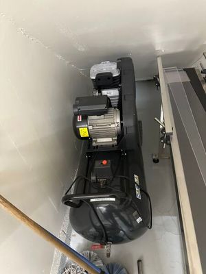 une machine qui se trouve dans le coin d'une pièce