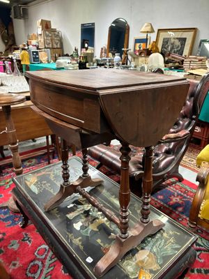 une table recouverte d'un plateau en verre, dans une pièce