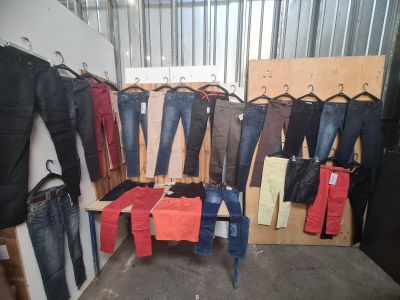 Lot de 24 pantalons et jupes femme ? Assortiment denim et co…