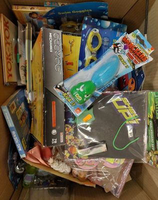 lot d'environ 100 articles de solderie neuf