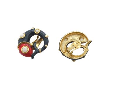 deux paires de boucles d'oreilles dorées et rouges ornées de perles