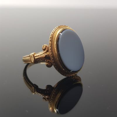une image représentant une bague sertie d'une pierre bleue