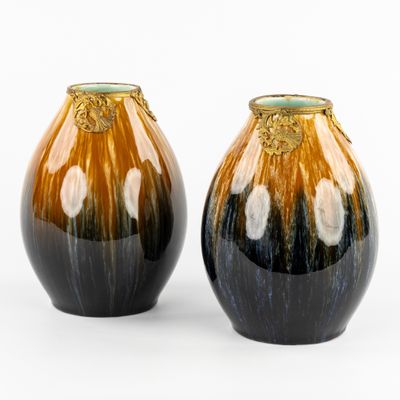 deux vases posés côte à côte sur une surface blanche