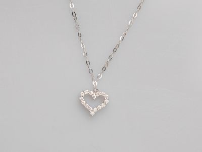 gros plan d'un collier sur un mannequin mannequin mannequin mannequin mannequin mannequin mannequin mannequin mannequin