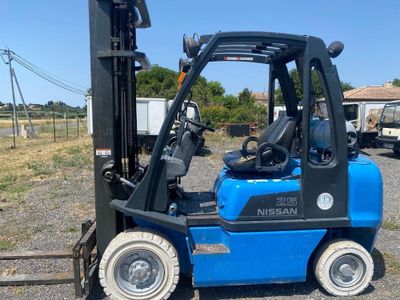 un chariot élévateur bleu garé sur un parking