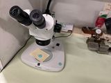 un microscope posé sur une table dans une pièce