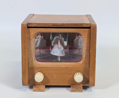 une petite boîte en bois sur laquelle est représentée une jeune fille