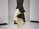 une photo d'une robe posée sur un mannequin dans une pièce