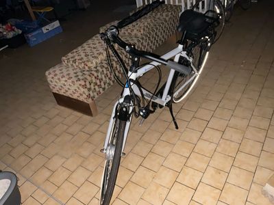 un vélo garé par terre dans le salon