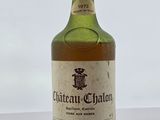 une bouteille de vin posée sur une table