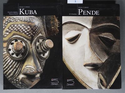 deux livres posés sur une table