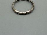 une bague en argent posée sur une table, sur fond blanc