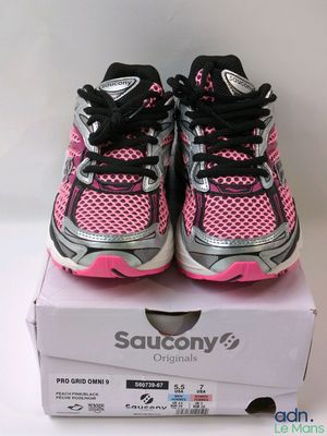 un gros plan sur une paire de chaussures posée sur une boîte