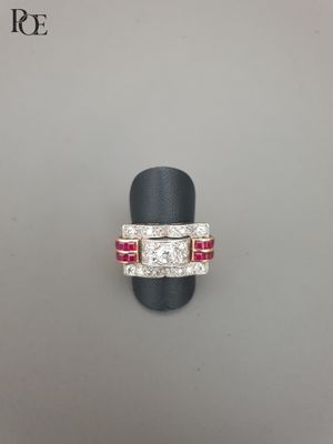 un gros plan d'une bague sertie de diamants