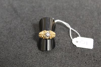 gros plan d'une bague sur une table avec une étiquette de prix