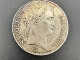 une pièce d'argent portant une tête de femme