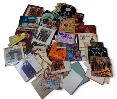une pile de vieux disques posés sur une surface blanche