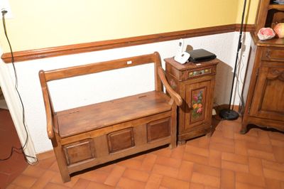 un banc en bois dans un coin de la pièce