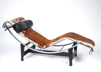 une photo d'une chaise longue en cuir recouverte d'une peau de vache