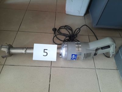 un aspirateur posé par terre sur lequel figure le chiffre 5