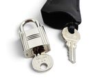 deux clés posées à côté d'un cadenas