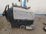 une machine posée sur le sol dans le garage