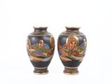 paire de vases asiatiques sur fond blanc, avec un fond blanc