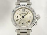 une montre en argent avec un cadran blanc, montée sur un bracelet
