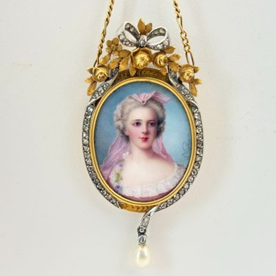 une photo d'une femme portant un collier de perles suspendu à une chaîne