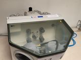une petite machine qui contient beaucoup d'éléments