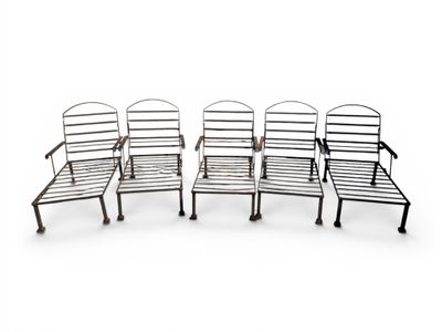 quatre chaises en métal et une table posée sur un plan de travail blanc