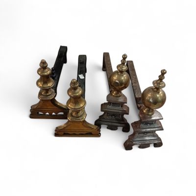 2 paires de chenets en bronze. Longueur : 36 et 39 cm