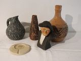 trois vases posés l'un à côté de l'autre sur une table