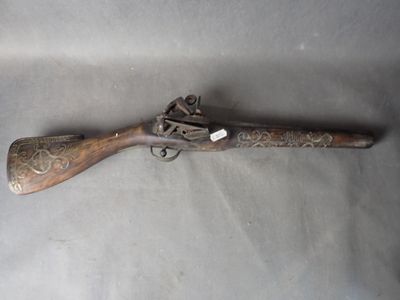 un gros plan d'un fusil à crosse en bois posé sur une table