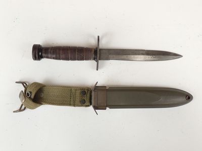 une image représentant un couteau et son étui sur un fond blanc