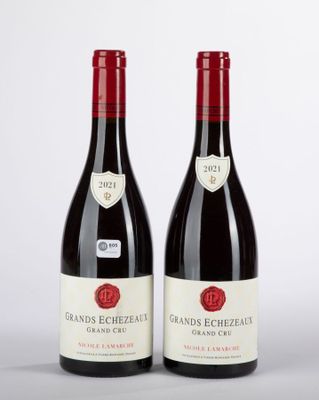 deux bouteilles de vin rouge posées l'une à côté de l'autre sur une table