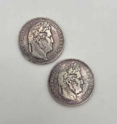 deux pièces d'argent posées l'une sur l'autre sur une surface blanche