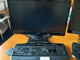 deux écrans d'ordinateur et un clavier sur un bureau