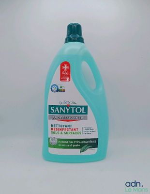 une bouteille de Saniti posée sur une surface blanche
