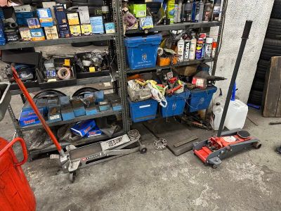 un garage avec de nombreux outils sur les étagères