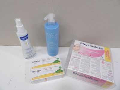 un flacon de lotion, un savon et un tube de dentifrice posés sur une table