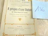 un livre posé sur une table