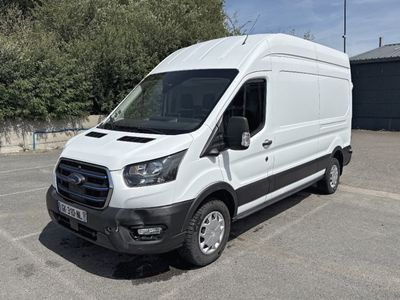 une camionnette blanche garée dans un parking