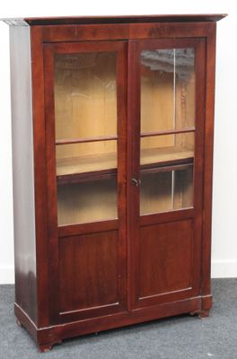 une image d'une armoire en bois avec des portes en verre
