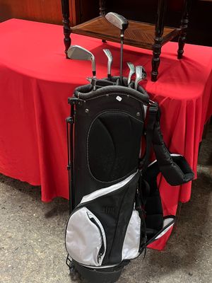 une photo d'un sac de golf contenant un club de golf