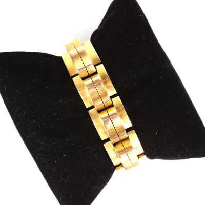 bracelet plaqué or orné d'un nœud papillon en velours noir sur fond blanc