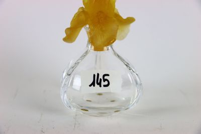 un petit vase en verre contenant une petite figurine