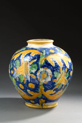 un vase bleu orné de motifs jaunes et verts