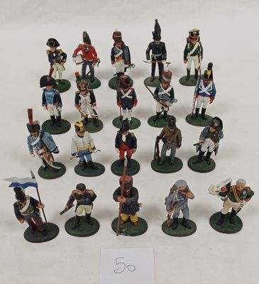 de nombreuses figurines de soldats posées sur une table