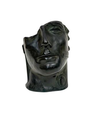 sculpture représentant une tête d'homme sur fond noir